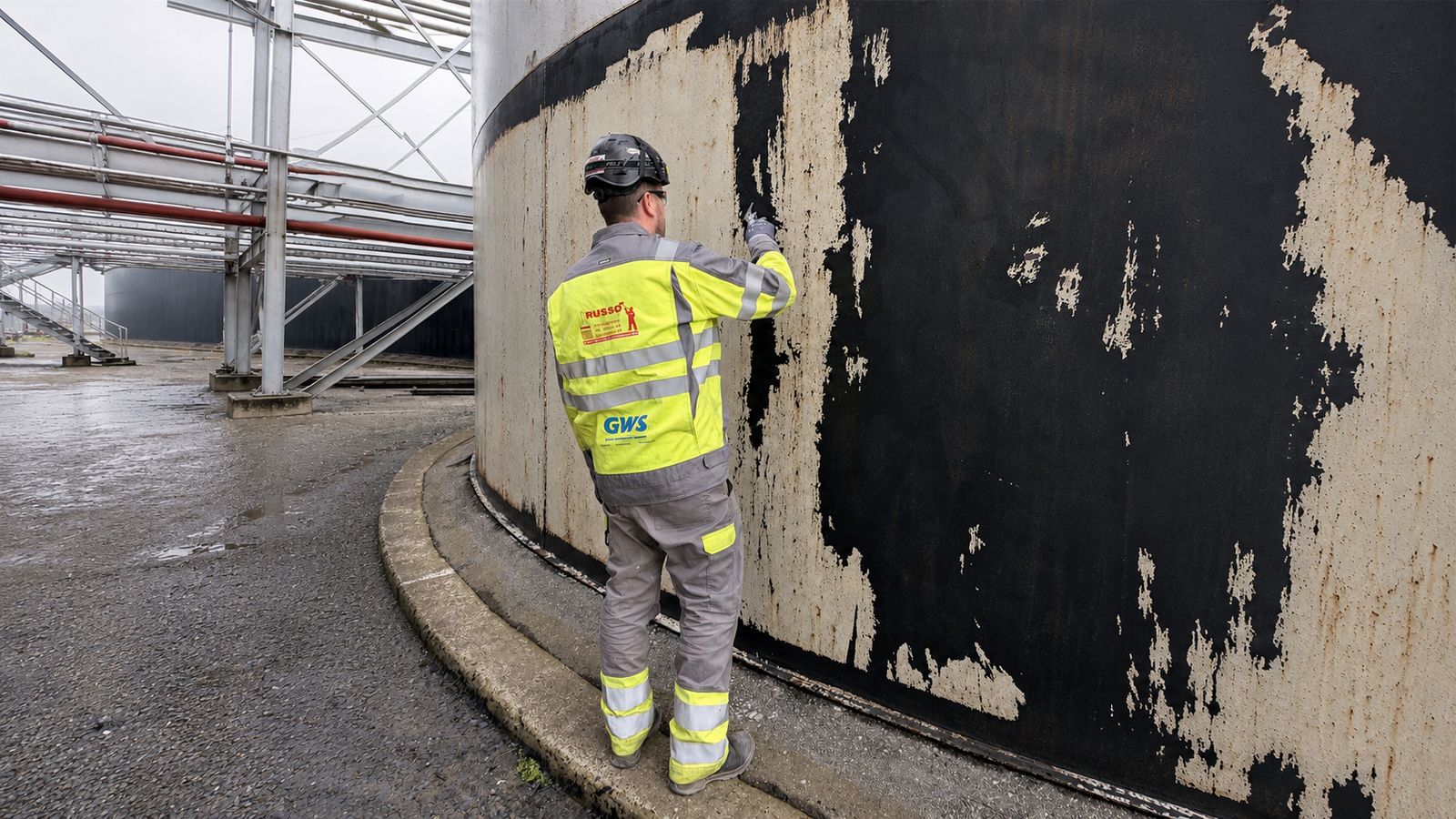Tankwand met afbladderende coating en corrosie, beoordeeld door Russo NV