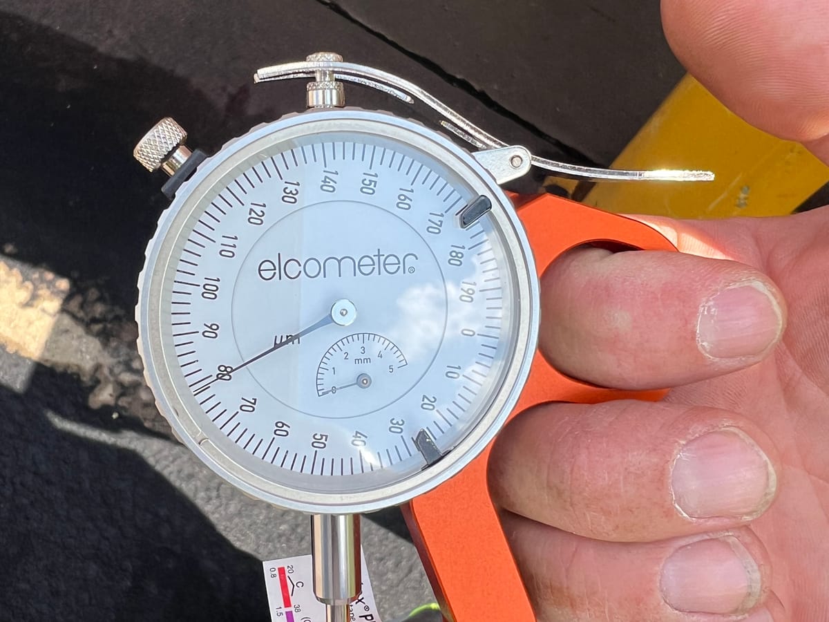 Measuring the surface profile with an Elcometer dial gauge in µm