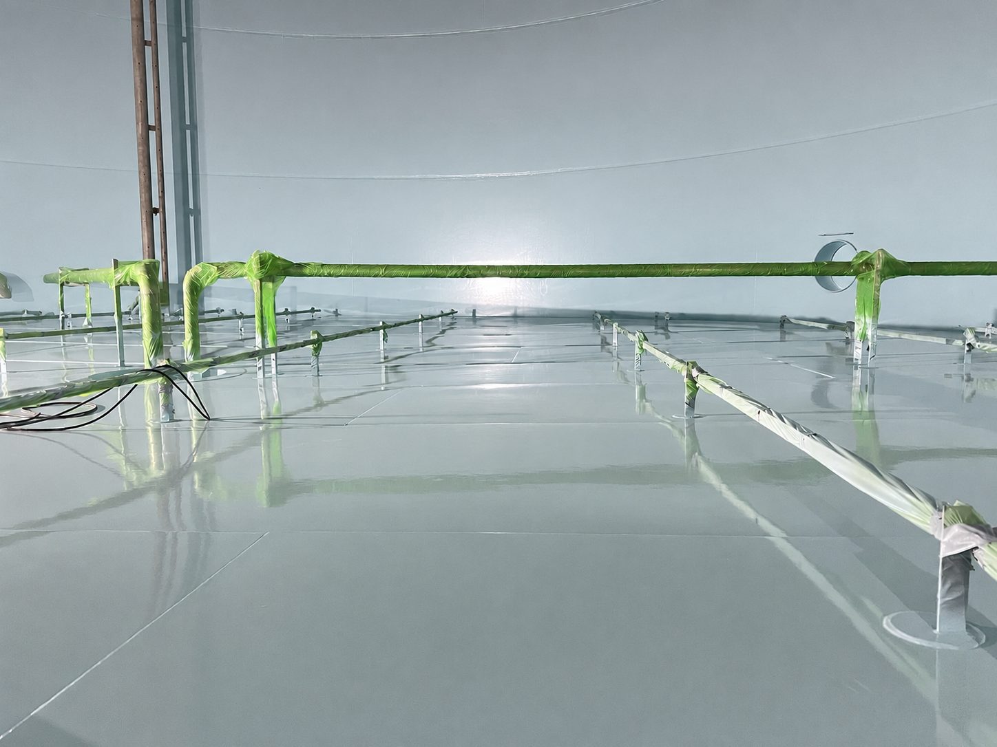 Vers afgewerkte tank lining: glanzende gecoate tankbodem met afgeplakte verwarmingsspiralen